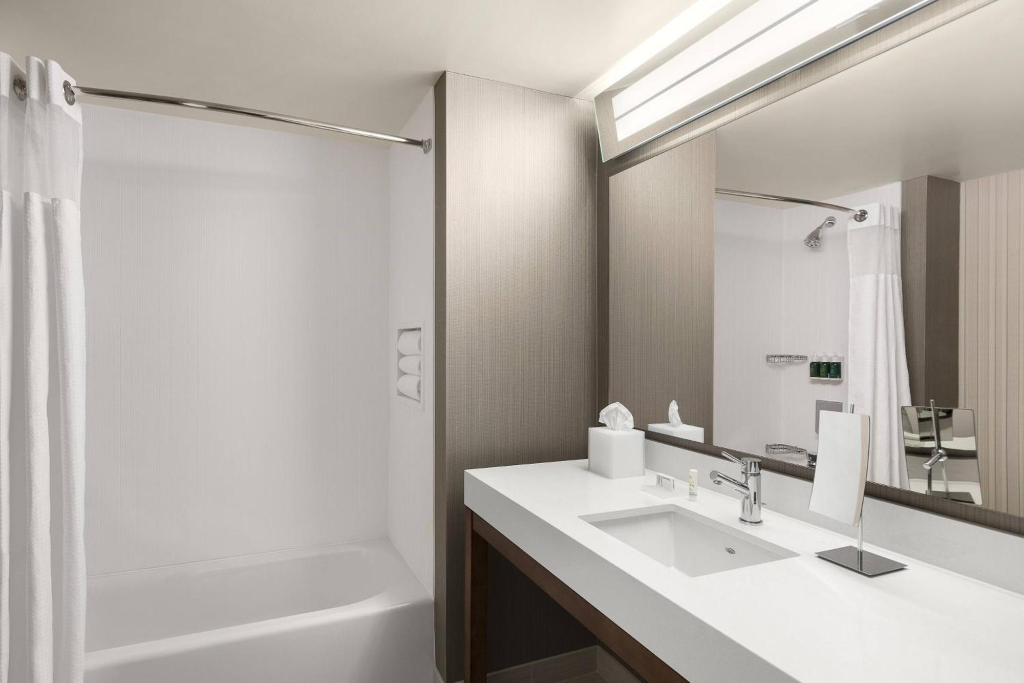 Courtyard By Marriott Seattle Northgate Hotel Екстериор снимка