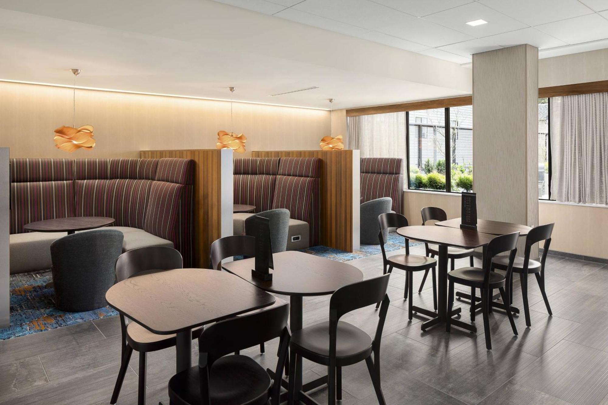Courtyard By Marriott Seattle Northgate Hotel Екстериор снимка